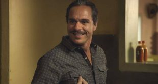 Tony Dalton, özellikle Better Call Saul dizisindeki Lalo Salamanca performansıyla dünya çapında tanınan Amerikalı-Meksikalı oyunculardan biridir. Ancak onu yalnızca bu karakter üzerinden değerlendirmek, uzun yıllara yayılan kariyerini eksik anlatmak anlamına gelir.