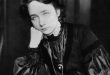 Gabriele Münter, Alman dışavurumculuğunun en önemli temsilcileri arasında gösterilen, cesur renk kullanımı, sadeleştirilmiş formları ve güçlü duygusal anlatımıyla sanat tarihine damga vurmuş bir ressamdır. Özellikle Der Blaue Reiter (Mavi Süvari) sanat grubunun kurucu üyelerinden biri olarak tanınan Münter, yalnızca döneminin önemli erkek sanatçılarının gölgesinde kalmayan, kendi özgün üslubunu geliştirmeyi başaran güçlü bir sanatçıdır.