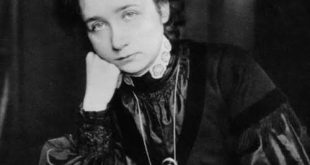 Gabriele Münter, Alman dışavurumculuğunun en önemli temsilcileri arasında gösterilen, cesur renk kullanımı, sadeleştirilmiş formları ve güçlü duygusal anlatımıyla sanat tarihine damga vurmuş bir ressamdır. Özellikle Der Blaue Reiter (Mavi Süvari) sanat grubunun kurucu üyelerinden biri olarak tanınan Münter, yalnızca döneminin önemli erkek sanatçılarının gölgesinde kalmayan, kendi özgün üslubunu geliştirmeyi başaran güçlü bir sanatçıdır.
