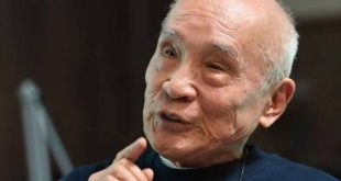 Japon edebiyatının en önemli isimlerinden biri olan Shuntarō Tanikawa, şiir, çeviri, deneme, çocuk edebiyatı, senaryo ve söz yazarlığı gibi birçok alanda üretim yapan çok yönlü bir sanatçıdır. Sade ama derin anlatımı, gündelik yaşamı felsefi bir bakış açısıyla ele alışı ve evrensel temaları işleyen şiirleri sayesinde yalnızca Japonya'da değil, dünyanın birçok ülkesinde tanınan bir edebiyatçı hâline gelmiştir.