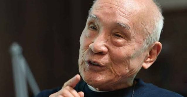Japon edebiyatının en önemli isimlerinden biri olan Shuntarō Tanikawa, şiir, çeviri, deneme, çocuk edebiyatı, senaryo ve söz yazarlığı gibi birçok alanda üretim yapan çok yönlü bir sanatçıdır. Sade ama derin anlatımı, gündelik yaşamı felsefi bir bakış açısıyla ele alışı ve evrensel temaları işleyen şiirleri sayesinde yalnızca Japonya'da değil, dünyanın birçok ülkesinde tanınan bir edebiyatçı hâline gelmiştir.