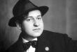 Klasik müzik ile sinema müziği arasında güçlü bir köprü kuran Erich Wolfgang Korngold, 20. yüzyılın en önemli bestecileri arasında gösterilen çok yönlü bir sanatçıdır. Çocuk yaşta sergilediği olağanüstü müzik yeteneği sayesinde “mucize çocuk” olarak tanınan Korngold, hem Avrupa klasik müzik geleneğinde hem de Hollywood film müziği tarihinde kalıcı izler bırakmıştır.