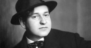 Klasik müzik ile sinema müziği arasında güçlü bir köprü kuran Erich Wolfgang Korngold, 20. yüzyılın en önemli bestecileri arasında gösterilen çok yönlü bir sanatçıdır. Çocuk yaşta sergilediği olağanüstü müzik yeteneği sayesinde “mucize çocuk” olarak tanınan Korngold, hem Avrupa klasik müzik geleneğinde hem de Hollywood film müziği tarihinde kalıcı izler bırakmıştır.