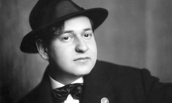 Klasik müzik ile sinema müziği arasında güçlü bir köprü kuran Erich Wolfgang Korngold, 20. yüzyılın en önemli bestecileri arasında gösterilen çok yönlü bir sanatçıdır. Çocuk yaşta sergilediği olağanüstü müzik yeteneği sayesinde “mucize çocuk” olarak tanınan Korngold, hem Avrupa klasik müzik geleneğinde hem de Hollywood film müziği tarihinde kalıcı izler bırakmıştır.