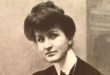 Klasik müzik tarihinin en dikkat çekici kadın figürlerinden biri olan Alma Mahler, yalnızca besteci kimliğiyle değil, yaşadığı dönemin sanat ve kültür dünyasında oynadığı önemli rolle de hafızalarda yer edinmiştir. Besteci, piyanist ve sanat çevrelerinin etkili isimlerinden biri olan Alma Mahler, 19. yüzyıl sonu ile 20. yüzyıl başında Viyana'nın entelektüel yaşamına yön veren kişiler arasında gösterilir.