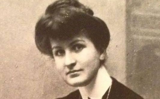 Klasik müzik tarihinin en dikkat çekici kadın figürlerinden biri olan Alma Mahler, yalnızca besteci kimliğiyle değil, yaşadığı dönemin sanat ve kültür dünyasında oynadığı önemli rolle de hafızalarda yer edinmiştir. Besteci, piyanist ve sanat çevrelerinin etkili isimlerinden biri olan Alma Mahler, 19. yüzyıl sonu ile 20. yüzyıl başında Viyana'nın entelektüel yaşamına yön veren kişiler arasında gösterilir.