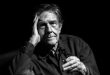 John Cage, müziğin yalnızca notalardan ibaret olmadığını gösteren yenilikçi yaklaşımıyla sanat tarihinde benzersiz bir yer edinmiştir. Besteci, müzik kuramcısı, filozof, yazar ve sanatçı kimliğiyle tanınan Cage, geleneksel kompozisyon anlayışını kökten değiştiren eserleri sayesinde modern müzik, performans sanatı ve deneysel sanat akımlarının gelişiminde önemli rol oynamıştır.