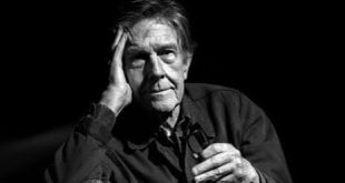 John Cage, müziğin yalnızca notalardan ibaret olmadığını gösteren yenilikçi yaklaşımıyla sanat tarihinde benzersiz bir yer edinmiştir. Besteci, müzik kuramcısı, filozof, yazar ve sanatçı kimliğiyle tanınan Cage, geleneksel kompozisyon anlayışını kökten değiştiren eserleri sayesinde modern müzik, performans sanatı ve deneysel sanat akımlarının gelişiminde önemli rol oynamıştır.