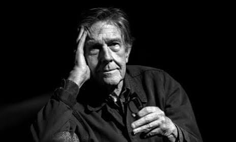 John Cage, müziğin yalnızca notalardan ibaret olmadığını gösteren yenilikçi yaklaşımıyla sanat tarihinde benzersiz bir yer edinmiştir. Besteci, müzik kuramcısı, filozof, yazar ve sanatçı kimliğiyle tanınan Cage, geleneksel kompozisyon anlayışını kökten değiştiren eserleri sayesinde modern müzik, performans sanatı ve deneysel sanat akımlarının gelişiminde önemli rol oynamıştır.