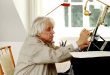 György Ligeti, geliştirdiği özgün kompozisyon teknikleri, alışılmışın dışındaki armonik yapıları ve ses dokuları sayesinde müzik tarihinde özel bir yere sahiptir. Macar asıllı besteci, özellikle mikropolifoni adı verilen kompozisyon tekniğiyle tanınır ve elektronik müzikten film müziklerine kadar uzanan geniş bir etki alanına sahiptir.