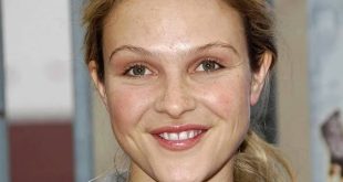 Hollywood'da hem modellik hem de oyunculuk alanında başarılı bir kariyer inşa eden isimlerden biri olan Beau Garrett, doğal ekran duruşu, güçlü oyunculuğu ve farklı türlerdeki yapımlarda sergilediği performanslarla tanınmaktadır. Kariyerine moda dünyasında başlayan Garrett, kısa süre içerisinde televizyon ve sinema sektörüne geçiş yaparak aksiyon, dram, romantik komedi ve bilim kurgu türlerinde dikkat çeken yapımlarda rol almıştır.
