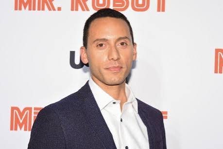 Amerikan televizyon, sinema ve tiyatro dünyasının yetenekli isimlerinden biri olan Elliot Villar, güçlü karakter yorumları, etkileyici oyunculuk performansı ve farklı türlerdeki yapımlarda gösterdiği başarıyla dikkat çeken bir oyuncudur. Kariyeri boyunca polisiye dizilerden suç dramalarına, bağımsız filmlerden Broadway sahnelerine kadar uzanan geniş bir yelpazede çalışan Villar, özellikle Mr. Robot, The Blacklist, Gotham, House of Cards, Empire ve The Equalizer gibi popüler televizyon dizilerindeki rolleriyle tanınmaktadır.