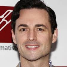 Amerikan müzikal tiyatrosunun en saygın isimlerinden biri olan Max von Essen, güçlü tenor sesi, etkileyici sahne performansı ve Broadway'de yer aldığı başarılı yapımlarla tanınan bir sahne oyuncusu ve şarkıcıdır. Uzun yıllardır tiyatro dünyasında aktif olarak çalışan sanatçı, klasik Broadway müzikallerinden çağdaş yapımlara kadar geniş bir repertuvarda sergilediği performanslarla hem eleştirmenlerin hem de izleyicilerin takdirini kazanmıştır.
