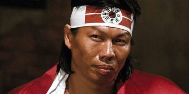 Dövüş sanatları sinemasının unutulmaz isimlerinden biri olan Bolo Yeung, etkileyici fiziği, sert bakışları ve karizmatik kötü adam rolleriyle dünya çapında tanınan bir oyuncudur. Özellikle 1970'li ve 1980'li yıllarda Hong Kong aksiyon sinemasının yükseliş döneminde büyük bir şöhret kazanan Yeung, yalnızca oyunculuğuyla değil, profesyonel vücut geliştirme kariyeriyle de dikkat çekmiştir.