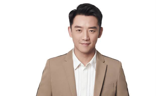 Ryan Zheng, genç yaşına rağmen oyunculuk alanındaki başarılı performanslarıyla dikkat çeken ve kariyerini istikrarlı bir şekilde geliştiren isimler arasında gösterilmektedir. Doğal oyunculuğu, disiplinli çalışma anlayışı ve farklı karakterlere uyum sağlayabilmesi sayesinde yapımcıların ve izleyicilerin ilgisini çeken Ryan Zheng, özellikle televizyon ve dijital platform projelerinde adından söz ettirmeye başlamıştır.