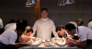 The Menu, 2022 yılında vizyona giren ve kısa sürede yılın en çok konuşulan psikolojik gerilim filmlerinden biri olmayı başaran yapımlardan biridir. Yönetmen koltuğunda Mark Mylod'un oturduğu film, Seth Reiss ve Will Tracy tarafından kaleme alınırken, hikâye Will Tracy'nin özgün fikrine dayanmaktadır. Yapımcı kadrosunda ise Hollywood'un önemli isimlerinden Adam McKay, Betsy Koch ve Will Ferrell yer almaktadır.
