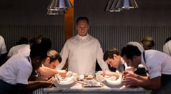 The Menu, 2022 yılında vizyona giren ve kısa sürede yılın en çok konuşulan psikolojik gerilim filmlerinden biri olmayı başaran yapımlardan biridir. Yönetmen koltuğunda Mark Mylod'un oturduğu film, Seth Reiss ve Will Tracy tarafından kaleme alınırken, hikâye Will Tracy'nin özgün fikrine dayanmaktadır. Yapımcı kadrosunda ise Hollywood'un önemli isimlerinden Adam McKay, Betsy Koch ve Will Ferrell yer almaktadır.