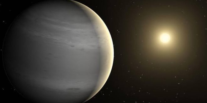 Evren, keşfedilmeyi bekleyen milyarlarca yıldız ve gezegenle doludur. Son yıllarda geliştirilen gelişmiş uzay teleskopları sayesinde astronomlar, Güneş Sistemi dışında bulunan ötegezegenleri her zamankinden daha ayrıntılı biçimde inceleyebilmektedir. Bu dikkat çekici dünyalardan biri de WASP-127 b adlı gaz devidir. Sıra dışı atmosfer yapısı, son derece düşük yoğunluğu ve güçlü rüzgarlarıyla bilim insanlarının ilgisini çeken WASP-127 b, ötegezegen araştırmalarında önemli bir dönüm noktası olarak kabul edilmektedir.