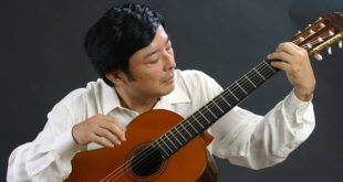Klasik gitar dünyasında teknik sınırları zorlayan yorumculuğu, sıra dışı düzenlemeleri ve virtüözitesiyle tanınan Kazuhito Yamashita, çağdaş gitar sanatının en dikkat çekici isimlerinden biridir. Özellikle senfoni orkestraları için yazılmış büyük ölçekli eserleri tek gitar için uyarlaması ve bunları olağanüstü bir teknik ustalıkla seslendirmesi sayesinde klasik gitar tarihinde kendine özgü bir yer edinmiştir.