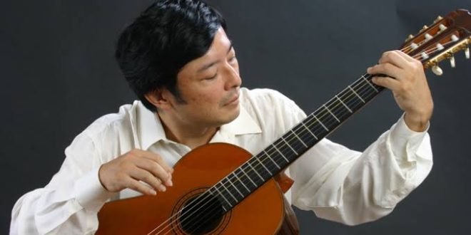 Klasik gitar dünyasında teknik sınırları zorlayan yorumculuğu, sıra dışı düzenlemeleri ve virtüözitesiyle tanınan Kazuhito Yamashita, çağdaş gitar sanatının en dikkat çekici isimlerinden biridir. Özellikle senfoni orkestraları için yazılmış büyük ölçekli eserleri tek gitar için uyarlaması ve bunları olağanüstü bir teknik ustalıkla seslendirmesi sayesinde klasik gitar tarihinde kendine özgü bir yer edinmiştir.