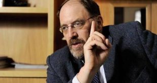 Ekonomi dünyasında gelir eşitsizliği, kamu politikaları, makroekonomi ve küresel finans üzerine yaptığı çalışmalarla tanınan James K. Galbraith, çağdaş Amerikan iktisadının önde gelen akademisyenlerinden biridir. Akademik araştırmaları, kamu politikalarına yönelik analizleri ve uluslararası kuruluşlara yaptığı danışmanlıklarla dikkat çeken Galbraith, özellikle post-Keynesyen ekonomi yaklaşımı ve kurumsal iktisat alanındaki çalışmalarıyla geniş bir saygınlık kazanmıştır.