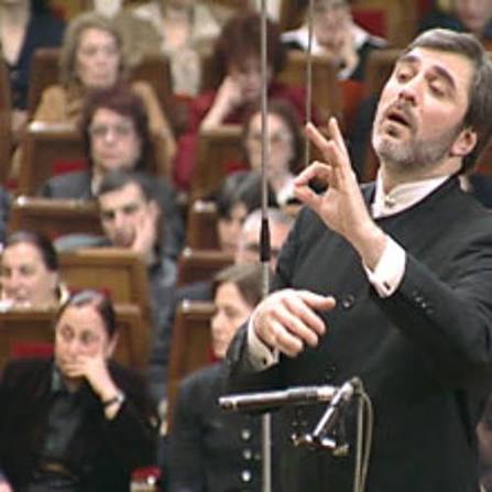 Vahtang Kakhidze, Gürcistan'ın çağdaş klasik müzik dünyasında öne çıkan besteci, orkestra şefi, piyanist ve eğitimcilerinden biridir. Senfonik müzikten film müziklerine, oda müziğinden sahne eserlerine kadar uzanan geniş üretimiyle tanınan Kakhidze, aynı zamanda Gürcistan Devlet Senfoni Orkestrası'nın uzun yıllardır sanat yönetmenliği ve şefliğini üstlenerek ülkesinin klasik müzik yaşamına yön veren isimlerden biri olmuştur.