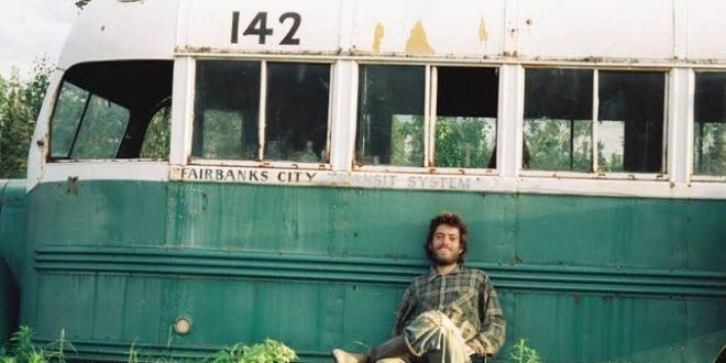 Modern sinemanın en etkileyici yol filmlerinden biri olarak kabul edilen Into the Wild (2007), bireyin toplumla olan ilişkisini, özgürlük arayışını ve doğayla kurduğu bağı etkileyici bir sinema diliyle anlatan güçlü bir yapımdır. Türkçede Özgürlük Yolu adıyla da bilinen film, yalnızca fiziksel bir yolculuğu değil, aynı zamanda insanın kendi benliğiyle yüzleşmesini konu alan derinlikli bir dramdır.
