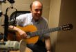 Klasik gitar dünyasında uluslararası saygınlığa sahip isimlerden biri olan Carlos Bonell, hem başarılı bir konser sanatçısı hem de eğitimci kimliğiyle tanınmaktadır. Uzun yıllara yayılan kariyeri boyunca dünyanın en prestijli konser salonlarında sahne alan Bonell, klasik gitar repertuvarının gelişmesine katkıda bulunmuş, birçok bestecinin eserlerini seslendirmiş ve sayısız öğrenci yetiştirmiştir.