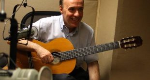Klasik gitar dünyasında uluslararası saygınlığa sahip isimlerden biri olan Carlos Bonell, hem başarılı bir konser sanatçısı hem de eğitimci kimliğiyle tanınmaktadır. Uzun yıllara yayılan kariyeri boyunca dünyanın en prestijli konser salonlarında sahne alan Bonell, klasik gitar repertuvarının gelişmesine katkıda bulunmuş, birçok bestecinin eserlerini seslendirmiş ve sayısız öğrenci yetiştirmiştir.