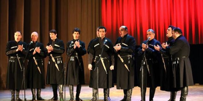 Gürcistan, köklü tarihi, zengin kültürel mirası ve benzersiz çok sesli müzik geleneğiyle dünyanın en dikkat çekici ülkelerinden biridir. Bu kültürel mirasın en önemli temsilcilerinden biri ise Ensemble Rustavi adlı ünlü müzik topluluğudur.
