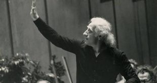 Jansug Kakhidze, Gürcistan'ın yetiştirdiği en önemli orkestra şeflerinden, bestecilerinden ve müzik eğitimcilerinden biri olarak kabul edilmektedir. Klasik müzik alanında gösterdiği üstün başarılarla yalnızca Gürcistan'da değil, uluslararası müzik dünyasında da büyük saygınlık kazanan Kakhidze, özellikle Gürcü bestecilerin eserlerini dünya sahnelerine taşıması, senfonik müziğin gelişimine yaptığı katkılar ve uzun yıllar yönettiği orkestralarla tanınmaktadır.