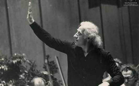Jansug Kakhidze, Gürcistan'ın yetiştirdiği en önemli orkestra şeflerinden, bestecilerinden ve müzik eğitimcilerinden biri olarak kabul edilmektedir. Klasik müzik alanında gösterdiği üstün başarılarla yalnızca Gürcistan'da değil, uluslararası müzik dünyasında da büyük saygınlık kazanan Kakhidze, özellikle Gürcü bestecilerin eserlerini dünya sahnelerine taşıması, senfonik müziğin gelişimine yaptığı katkılar ve uzun yıllar yönettiği orkestralarla tanınmaktadır.