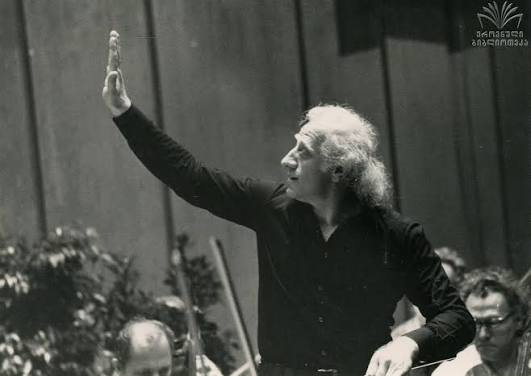 Jansug Kakhidze, Gürcistan'ın yetiştirdiği en önemli orkestra şeflerinden, bestecilerinden ve müzik eğitimcilerinden biri olarak kabul edilmektedir. Klasik müzik alanında gösterdiği üstün başarılarla yalnızca Gürcistan'da değil, uluslararası müzik dünyasında da büyük saygınlık kazanan Kakhidze, özellikle Gürcü bestecilerin eserlerini dünya sahnelerine taşıması, senfonik müziğin gelişimine yaptığı katkılar ve uzun yıllar yönettiği orkestralarla tanınmaktadır.