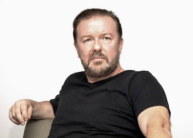Ricky Gervais, çağdaş komedi dünyasının en etkili isimlerinden biri olarak kabul edilen İngiliz komedyen, oyuncu, senarist, yönetmen, yapımcı ve yazardır. Özellikle The Office, Extras, Derek ve After Life gibi televizyon dizileriyle uluslararası üne kavuşan Gervais, keskin mizah anlayışı, toplumsal eleştirileri ve cesur sahne performanslarıyla modern komediye yön veren sanatçılar arasında yer almaktadır.