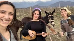 Geleneksel halk müziği, bir toplumun tarihini, kültürünü ve yaşam biçimini geleceğe taşıyan en önemli sanat dallarından biridir. Teknolojinin gelişmesiyle birlikte yerel müzik toplulukları artık yalnızca kendi ülkelerinde değil, dünyanın dört bir yanındaki dinleyicilere de ulaşabilmektedir. Bu dönüşümün en dikkat çekici örneklerinden biri ise Trio Mandili adlı Gürcü kadın müzik grubudur.