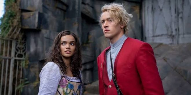 Açlık Oyunları: Kuşların ve Yılanların Şarkısı (The Hunger Games: The Ballad of Songbirds and Snakes), yıllar boyunca milyonlarca izleyiciyi etkisi altına alan Açlık Oyunları evrenini yeniden beyaz perdeye taşıyan güçlü bir ön hikâye olarak öne çıkıyor. Suzanne Collins'in 2020 yılında yayımlanan aynı adlı romanından uyarlanan film, serinin kronolojik olarak ilk hikâyesini anlatırken, Panem'in nasıl bugünkü karanlık düzenine dönüştüğünü anlamamıza yardımcı oluyor.