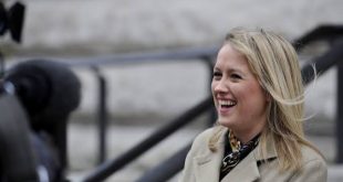 İngiltere'nin önde gelen siyasi gazetecileri arasında gösterilen Sophy Ridge, televizyon sunuculuğu, siyasi analizleri ve gerçekleştirdiği etkili röportajlarla tanınan deneyimli bir gazetecidir. Uzun yıllardır Birleşik Krallık siyasetini yakından takip eden Ridge, özellikle üst düzey siyasetçilerle yaptığı kapsamlı söyleşiler ve kamuoyunda ses getiren yayınları sayesinde geniş bir izleyici kitlesine ulaşmıştır.