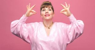 İngiliz komedi dünyasının sevilen isimlerinden biri olan Kerry Godliman, stand-up komedyeni, oyuncu, televizyon sunucusu ve yazar kimliğiyle tanınan çok yönlü bir sanatçıdır. Günlük yaşamdan ilham alan mizah anlayışı, samimi sahne performansları ve başarılı oyunculuğuyla hem Birleşik Krallık'ta hem de uluslararası izleyici kitlesi tarafından takdir edilmektedir.