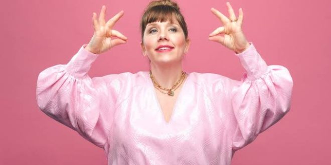 İngiliz komedi dünyasının sevilen isimlerinden biri olan Kerry Godliman, stand-up komedyeni, oyuncu, televizyon sunucusu ve yazar kimliğiyle tanınan çok yönlü bir sanatçıdır. Günlük yaşamdan ilham alan mizah anlayışı, samimi sahne performansları ve başarılı oyunculuğuyla hem Birleşik Krallık'ta hem de uluslararası izleyici kitlesi tarafından takdir edilmektedir.