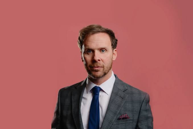 İngiliz komedi dünyasının özgün isimlerinden biri olan Colin Hoult, oyunculuk, senaristlik, karakter komedisi ve sahne performanslarıyla tanınan başarılı bir sanatçıdır. Özellikle televizyon skeç programları, tiyatro gösterileri ve tek kişilik komedi performanslarıyla geniş bir hayran kitlesi kazanan Hoult, sıra dışı karakter yaratma becerisi sayesinde İngiltere'nin en yaratıcı komedyenleri arasında gösterilmektedir.