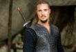 Tarihî drama denildiğinde son yıllarda akla gelen en başarılı yapımlardan biri hiç şüphesiz The Last Kingdom olmuştur. Bernard Cornwell'in çok satan The Saxon Stories (Sakson Hikâyeleri) roman serisinden uyarlanan dizi, yalnızca Viking-Sakson savaşlarını anlatan bir aksiyon yapımı olmanın ötesine geçerek; kimlik, sadakat, inanç ve iktidar gibi evrensel temaları işleyen güçlü bir karakter hikâyesi sunuyor.