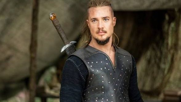 Tarihî drama denildiğinde son yıllarda akla gelen en başarılı yapımlardan biri hiç şüphesiz The Last Kingdom olmuştur. Bernard Cornwell'in çok satan The Saxon Stories (Sakson Hikâyeleri) roman serisinden uyarlanan dizi, yalnızca Viking-Sakson savaşlarını anlatan bir aksiyon yapımı olmanın ötesine geçerek; kimlik, sadakat, inanç ve iktidar gibi evrensel temaları işleyen güçlü bir karakter hikâyesi sunuyor.