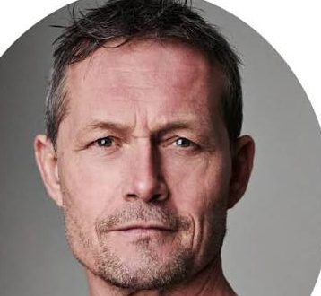 İngiliz televizyon dünyasının deneyimli isimlerinden biri olan Bill Ward, uzun yıllara yayılan oyunculuk kariyeri boyunca tiyatro, televizyon ve sinema alanlarında başarılı performanslar sergilemiştir. Özellikle İngiltere'nin popüler televizyon dizilerindeki unutulmaz karakterleriyle tanınan Ward, güçlü oyunculuk yeteneği, etkileyici sahne hâkimiyeti ve farklı türlerdeki rolleri başarıyla canlandırmasıyla dikkat çekmektedir.
