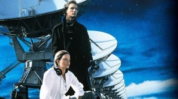 Bilim kurgu sineması denildiğinde akla genellikle uzay savaşları, gelişmiş teknolojiler ve görsel efektlerle dolu büyük bütçeli yapımlar gelir. Ancak bazı filmler vardır ki, bilim kurguyu yalnızca görsel bir şölen olarak değil, insanlığın varoluşuna dair en temel soruları sorgulayan felsefi bir araç olarak kullanır. 1997 yapımı Mesaj (Contact), bu filmlerin en önemli örneklerinden biridir.