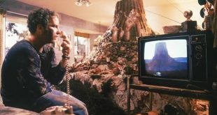 Bilim kurgu sineması denildiğinde akla gelen en önemli yönetmenlerden biri kuşkusuz Steven Spielberg'dir. Sinema tarihine yön veren birçok yapıma imza atan usta yönetmen, 1977 yapımı Üçüncü Türden Yakınlaşmalar (Close Encounters of the Third Kind) ile uzaylı temasını korku ve istila ekseninden çıkarıp merak, umut ve iletişim kavramları üzerinden yeniden tanımlamıştır.