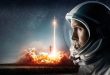 2018 yapımı Ay'da İlk İnsan (First Man), insanlık tarihinin en büyük başarılarından biri olarak kabul edilen Ay yolculuğunu alışılmış kahramanlık anlatılarının dışına çıkararak ele alan güçlü bir biyografik drama filmidir. Oscar ödüllü yönetmen Damien Chazelle tarafından yönetilen film, astronot Neil Armstrong'un yalnızca mesleki başarısını değil, aynı zamanda iç dünyasını, ailesini ve yaşadığı psikolojik mücadeleleri de merkeze alır.