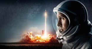 2018 yapımı Ay'da İlk İnsan (First Man), insanlık tarihinin en büyük başarılarından biri olarak kabul edilen Ay yolculuğunu alışılmış kahramanlık anlatılarının dışına çıkararak ele alan güçlü bir biyografik drama filmidir. Oscar ödüllü yönetmen Damien Chazelle tarafından yönetilen film, astronot Neil Armstrong'un yalnızca mesleki başarısını değil, aynı zamanda iç dünyasını, ailesini ve yaşadığı psikolojik mücadeleleri de merkeze alır.