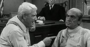 Sinema tarihinde bazı filmler yalnızca güçlü hikâyeleriyle değil, işledikleri evrensel fikirlerle de unutulmaz hâle gelir. Rüzgârın Mirası (Inherit the Wind), bu özel yapımlardan biridir. 1960 yılında gösterime giren film, mahkeme salonu draması görünümünde olsa da aslında düşünce özgürlüğü, bilim, din, ifade hakkı ve toplumsal baskılar üzerine derin sorular soran etkileyici bir klasik olarak öne çıkar.