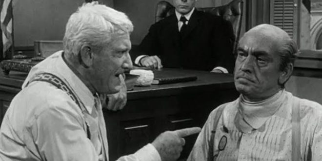 Sinema tarihinde bazı filmler yalnızca güçlü hikâyeleriyle değil, işledikleri evrensel fikirlerle de unutulmaz hâle gelir. Rüzgârın Mirası (Inherit the Wind), bu özel yapımlardan biridir. 1960 yılında gösterime giren film, mahkeme salonu draması görünümünde olsa da aslında düşünce özgürlüğü, bilim, din, ifade hakkı ve toplumsal baskılar üzerine derin sorular soran etkileyici bir klasik olarak öne çıkar.