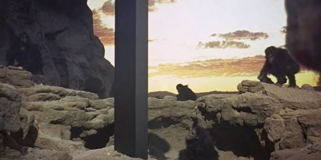 Bilim kurgu sinemasının kilometre taşları arasında gösterilen 2001: Bir Uzay Destanı (2001: A Space Odyssey), yalnızca türünün değil, tüm sinema tarihinin en önemli yapımlarından biridir. Stanley Kubrick tarafından yönetilen ve ünlü bilim kurgu yazarı Arthur C. Clarke ile birlikte kaleme alınan film, 1968 yılında vizyona girdiğinde izleyicileri ve eleştirmenleri ikiye bölen cesur anlatımıyla dikkat çekmişti.
